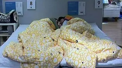Upojna noc w sklepie meblowym
