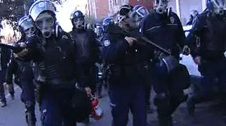 Kamienie i palone opony kontra pałki, armatki wodne i gaz łzawiący. Turecka policja brutalnie stłumiła demonstrację zorganizowaną przez prokurdyjską Demokratyczną Partię Ludową.(APTN)