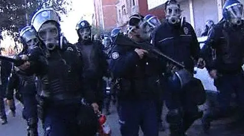 Turecka policja bije Kurdów