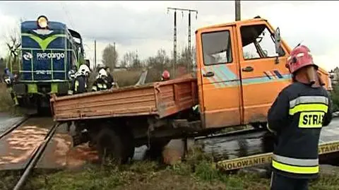Zderzenie busa z pociągiem na przejeździe