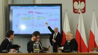  Ekspert parlamentarnego zespołu ds. wyjaśnienia katastrofy smoleńskiej dr Grzegorz Szuladziński uważa, że katastrofę spowodował "cały szereg wybuchów"