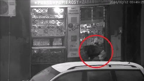 Mężczyzna wszedł do sklepu przez wybitą szybę