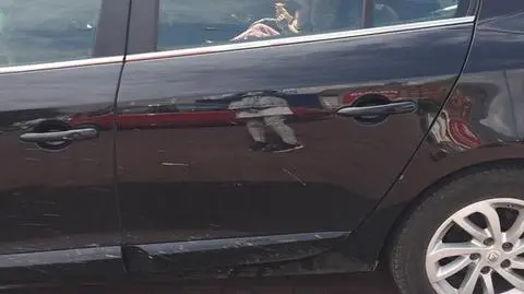 Małe dzieci w aucie na parkingu, ochroniarze sklepu szukali ojca