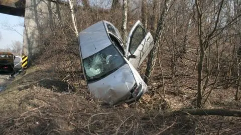 Samochód zawisł na drzewie