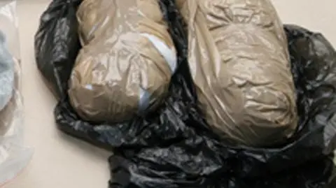 Wpadł z kilogramem amfetaminy/film bez głosu, źródło: Policja