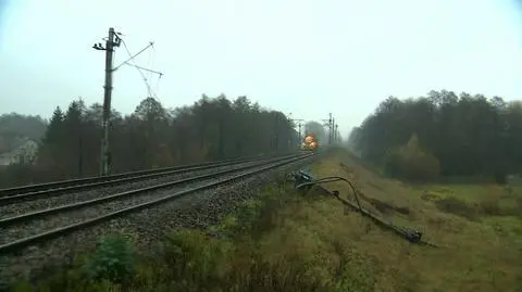 Wywrotka zerwała trakcję. Utrudnienia na kolei mogą potrwać do poniedziałku