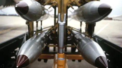 Bomby B61 podwieszone i gotowe do użycia