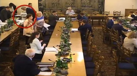 Na nagraniach widać moment zabrania tabletu
