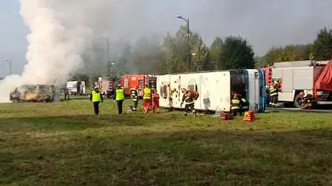 Wypadek autokaru, samochód płonie