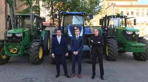 Nidzica. Przyjechali traktorami na maturę