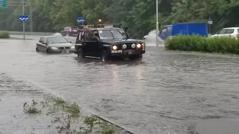 "Słoneczny patrol" w akcji. Wyciągnęli auto z zalanej drogi