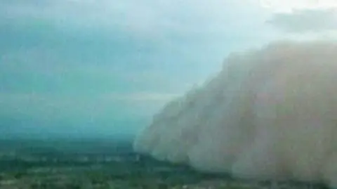 Gigantyczna burza piaskowa w Arizonie