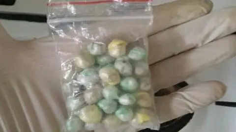 Mężczyzna przemycił w żołądku 18 gramów heroiny