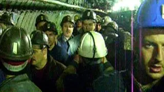 Już trzy tygodnie strajkują górnicy z kopalni Budryk, a piąty dzień kilkuset z nich nie wychodzi spod ziemi. Jak mogą, dodają sobie otuchy - TVN24 dotarła do zdjęć, na których strajkujący śpiewają swój własny hymn-modlitwę. Na powierzchni rodziny i przyjaciele górników czekają na pomyślne zakończenie protestu.(TVN24)