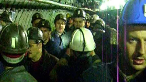 Już trzy tygodnie strajkują górnicy z kopalni Budryk, a piąty dzień kilkuset z nich nie wychodzi spod ziemi. Jak mogą, dodają sobie otuchy - TVN24 dotarła do zdjęć, na których strajkujący śpiewają swój własny hymn-modlitwę. Na powierzchni rodziny i przyjaciele górników czekają na pomyślne zakończenie protestu.(TVN24)