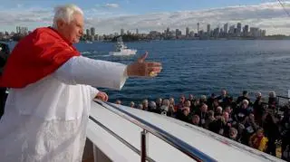 Papież Benedykt XVI przeprasza za wykorzystywanie seksualne przez australijskich duchownych. Podczas spotkania z wiernymi w Sydney powiedział, że odpowiedzialni za tę sytuację powinni zostać postawieni przed wymiarem sprawiedliwości. (APTN)