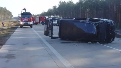 Dachowanie karawanu ze szczątkami. Zablokowana była krajowa "18"