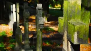 Sprawcy okradli 50 grobów