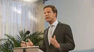Rutte walczy z Wildersem
