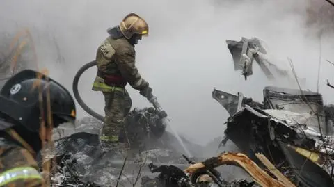 Strażacy na miejscu katastrfy śmigłowca Mi-8