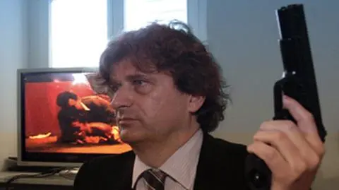 Palikot walczy pistoletem i wibratorem