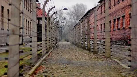 Konserwacja ruin komory gazowej w byłym obozie Birkenau po ŚDM