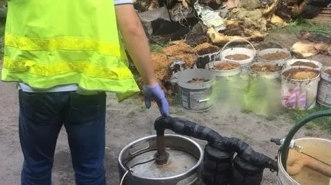 Strażacy gasili jego garaż, on próbował tam wejść