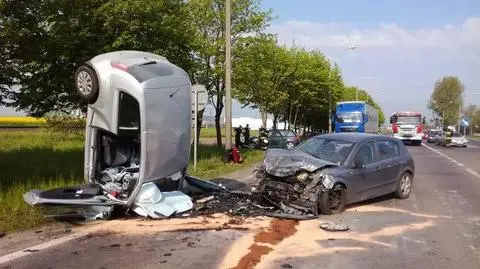 Czołowe zderzenie pod Swarzędzem. Winny - kierowca w samej bieliźnie