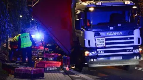 Śrem: ciężarówka zahaczyła o wiadukt. Kury na drodze
