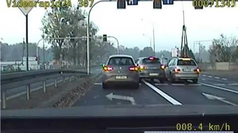 Między samochodami i na czerwonym