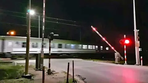 This might have lead to someone&#039;s death. Train rushed through a crossing while the barriers were open