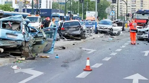 Kierowca cieżarówki staranował 18 samochodów (wideo archiwalne z maja 2015 roku)