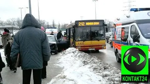 Wjechał w ludzi na przystanku, są ranni