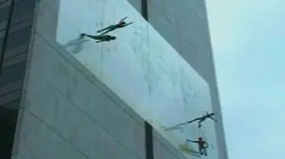 Okazuje się, że można pokonać prawa grawitacji i to... tanecznym krokiem. Mieszkańcy Rio de Janeiro mogli obejrzeć niecodzienny występ. Zamiast na parkiecie niemieccy akrobaci tańczyli na ścianie dwudziestopiętrowego wieżowca. (Reuters)