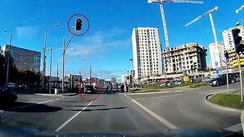 Jedzie przez skrzyżowanie na czerwonym. "Piesi idą ślepo pod samochód"