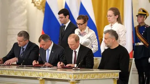 Aleksiej Czałyj (na zdjęciu pierwszy z prawej) obserwuje podpisanie traktatu o przyłaczeniu Krymu do Rosji 