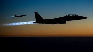 Dwa F-15E nad północnym Irakiem podczas powrotu z bombardowania Syrii