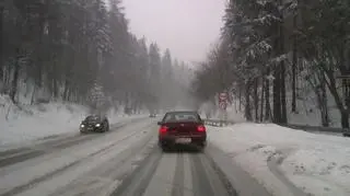 Cienka warstwa śniegu na krajowej "8" w okolicach Kłodzka