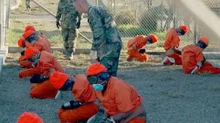 Władze amerykańskie od lat oskarżane są o stosowanie tortur w Guantanamo (wideo archiwalne)