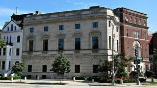 Siedziba German Marshall Fund w Waszyngtonie. Na wideo prezydent Rosji Władimir Putin