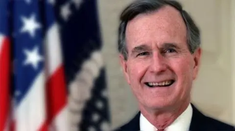 Bush ojciec broni polityki syna