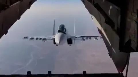 Su-30 na ogonie Iła-76. Zobacz nagranie