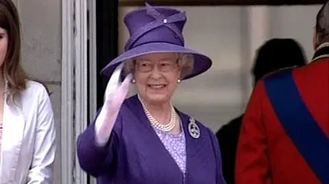 Elżbieta II zerwała umowę z BBC