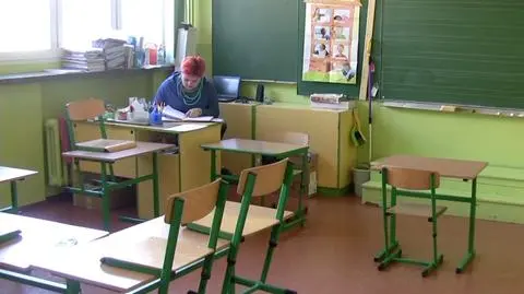 Polscy nauczyciele pracują dużo i zarabiają mało