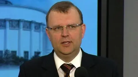 Ujazdowski: rząd chce popuścić chuliganom