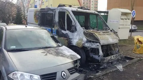 Samochody spłonęły na parkingu przy komisariacie