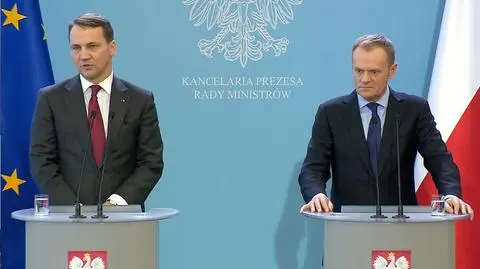 Radosław Sikorski i Donald Tusk podczas konferencji po posiedzeniu rządu