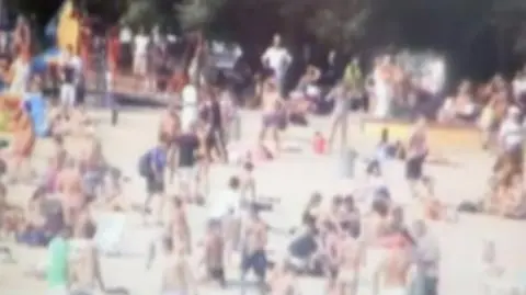 O bijatyce policję najpierw poinformowali plażowicze, dopiero potem "tajniacy"