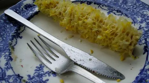 Duży widelec na małym niebieskim talerzu