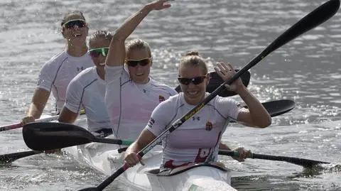 Danuta Kozak (druga w kajaku)